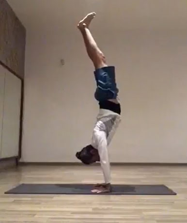 German remote handstand practice